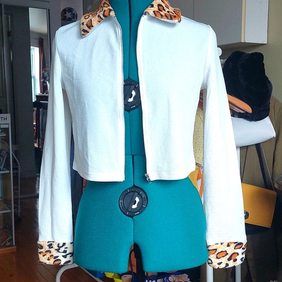 SHEIN white longsleeve crop top ( faux fur cheetah) size M - Picture 2 of 3